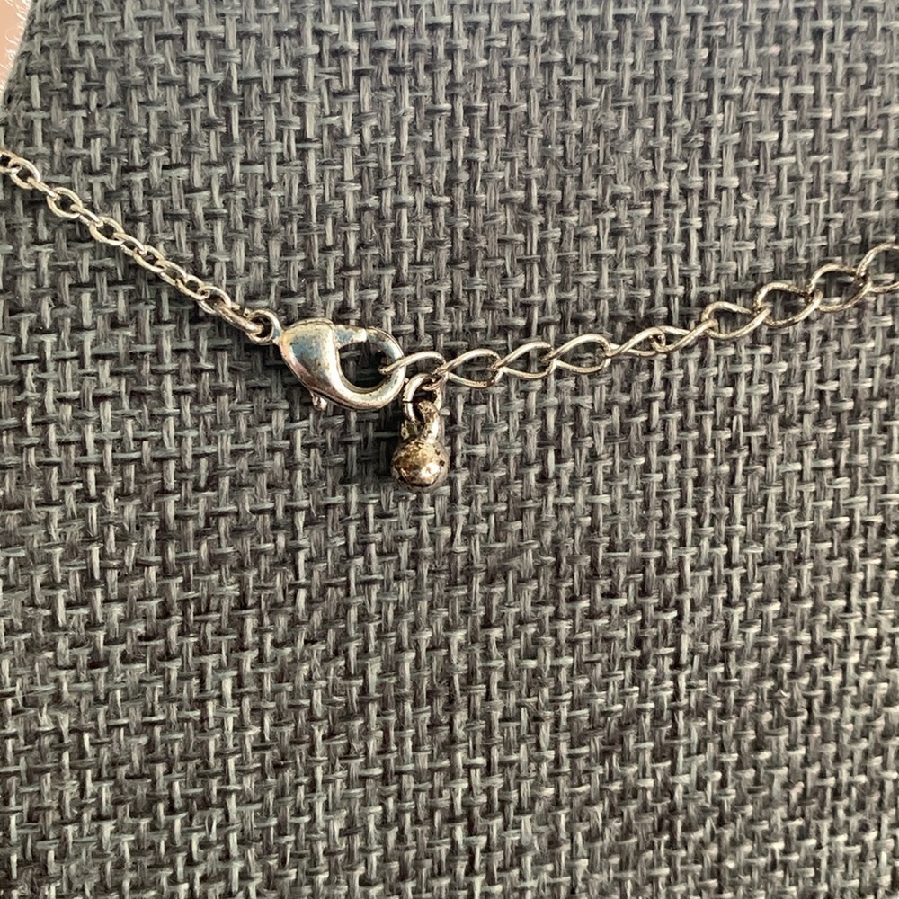 Two faux pearl necklaces - 1 vint goldtone floral 13” & 1 silvertone modern 18” - Picture 4 of 8
